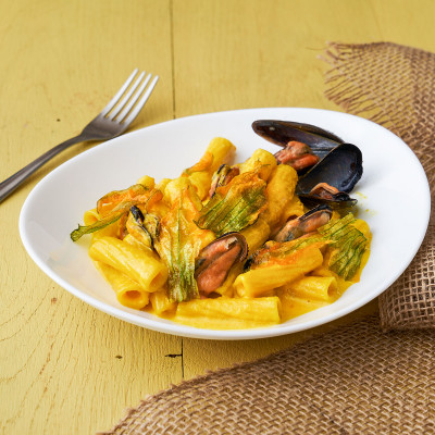 Tortiglioni fiori di zucca, cozze e Zafferano Leprotto