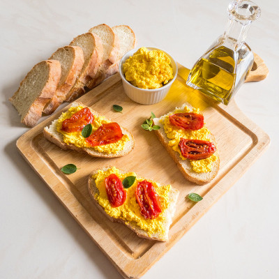 Bruschette, caprino e pomodori confit allo Zafferano Leprotto