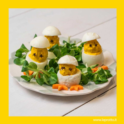 Pulcini di uova in giallo