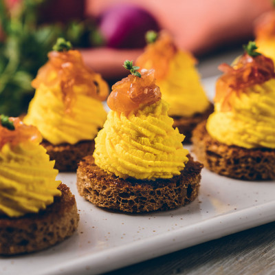 Crostini cipolla caramellata e Zafferano Leprotto