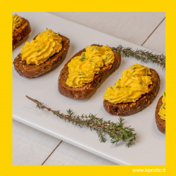 Crostini con spuma dorata