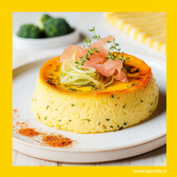 Flan in giallo con salmone e porri
