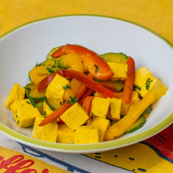 Tofu in giallo con verdure Tofu in giallo con verdure