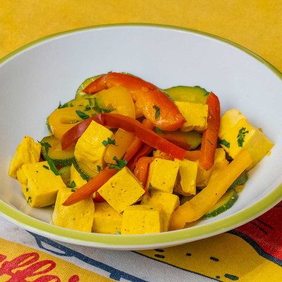 Tofu in giallo con verdure