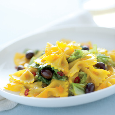 Farfalle piccanti con lattuga, olive e zafferano