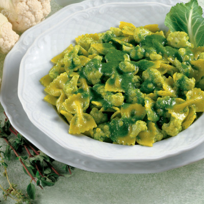 Farfalle con pesto di erbe aromatiche Cavolfiore e Zafferano