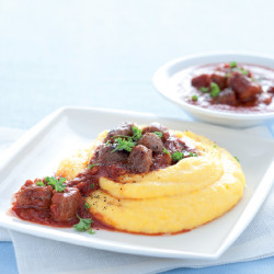 Polenta allo zafferano con sugo di salsiccia