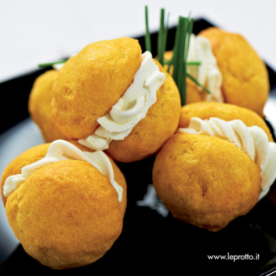 Baci di dama allo zafferano con formaggio cremoso