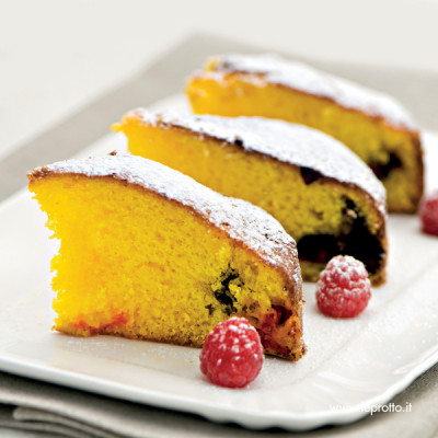 Torta delizia allo zafferano con frutti di bosco