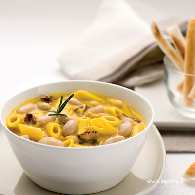 Zuppa di fagioli cannellini e funghi porcini allo zafferano