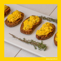 Crostini con spuma dorata