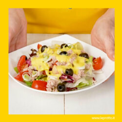 Insalata con dressing in giallo Insalata con dressing in giallo