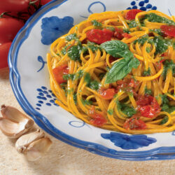 Linguine al sugo di pomodoro fresco e Zafferano Linguine al sugo di pomodoro fresco e Zafferano