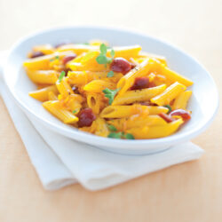 Penne gialle alla salsa di porro e ciliegie