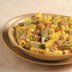 Tortiglioni con carciofi e salsiccia Tortiglioni con carciofi e salsiccia