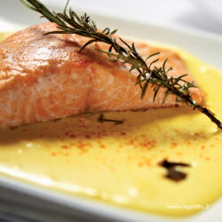 Trancio di Salmone in salsa allo zafferano Trancio di Salmone in salsa allo zafferano
